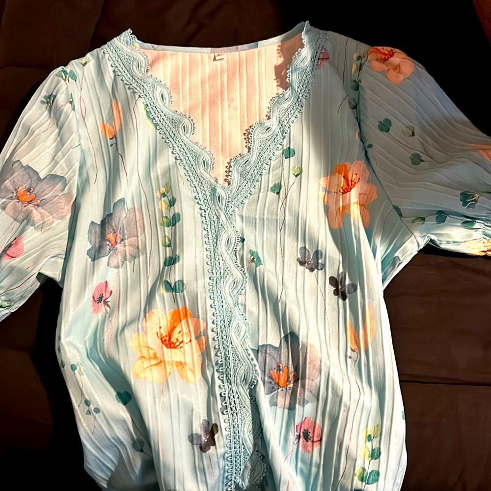 Boho Floral blouse 

Polyester material 

Size L